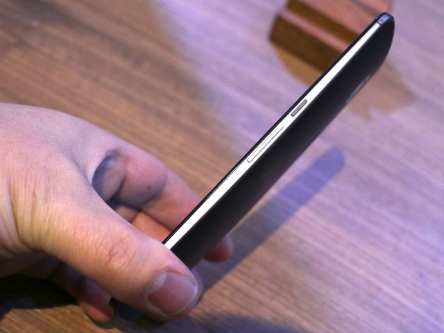 新国行版本MOTO X Pro机身侧面造型，可以看到音量键以及天线等设计。