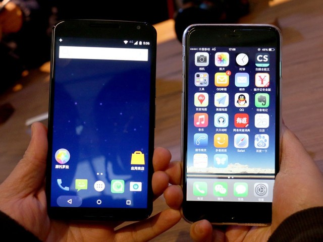 两款手机正面对比，新国行版本MOTO X Pro在左，苹果iPhone 6 Plus在右。