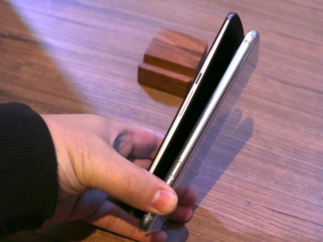 侧面先来和苹果iPhone 6对比一下，左为新国行版本MOTO X Pro，右为苹果iPhone 6 Plus。