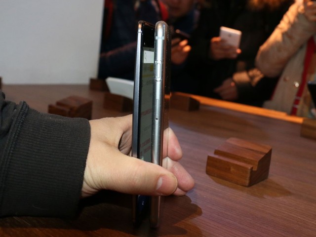 侧面另一角度对比，这个视觉呈现出来的信息是新国行版本MOTO X Pro（左）要比苹果iPhone 6 Plus（右）更薄。