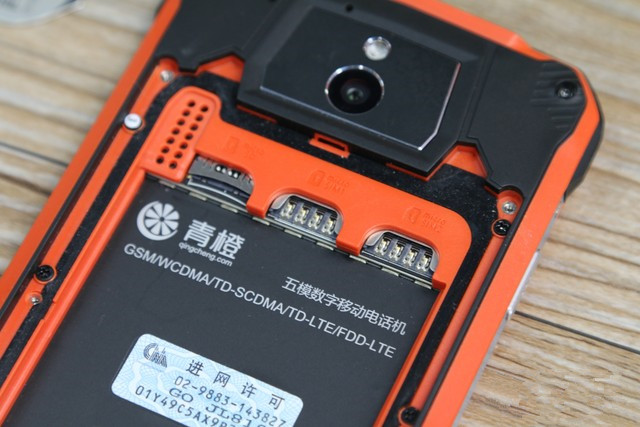 坚固外表细腻体验 青橙手机VOGA V1评测 