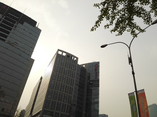 高颜值全金属旗舰 铂金气质华为P8首测 