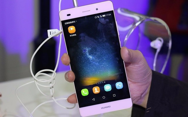 华为P8青春版整体造型简洁，虽然它采用5英寸屏幕设计，但整体大小方面和P8差不太多，拥有着比较出色的手感和握持效果。