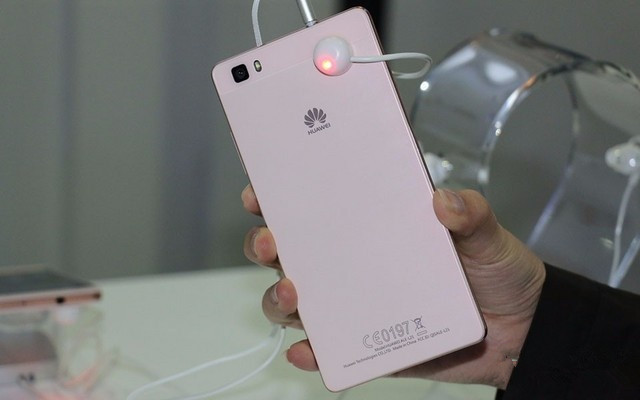 背面效果更加迷人，经过10+种手工拉丝效果打样和20+种质感涂层搭配，独有20微米拉丝工艺，可以说P8青春版拥有至美后背。