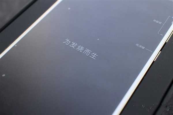 小米Note顶配开箱图赏:土豪金边框大亮