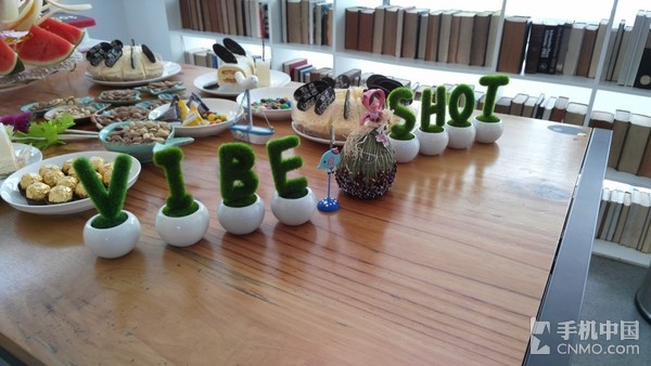 手机与卡片机结合体 联想VIBE Shot评测 