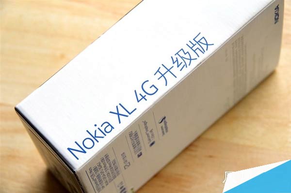 组图：诺基亚第一款4G安卓手机开箱