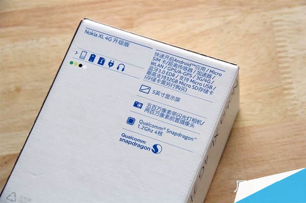 组图：诺基亚第一款4G安卓手机开箱