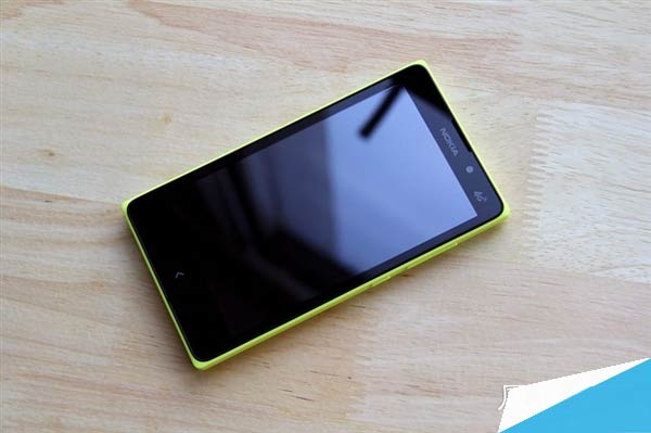 组图：诺基亚第一款4G安卓手机开箱