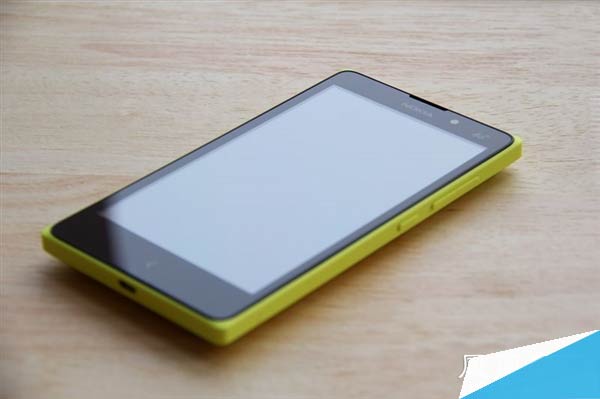 组图：诺基亚第一款4G安卓手机开箱