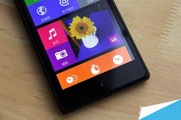 组图：诺基亚第一款4G安卓手机开箱