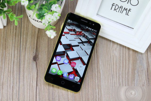 联发科四核双8MP拍照 TCL乐玩手机评测 