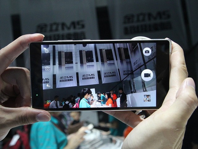 拼拍照立指纹 2400万像素金立E8上手体验  