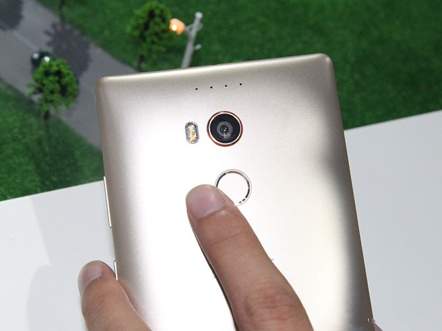拼拍照立指纹 2400万像素金立E8上手体验  