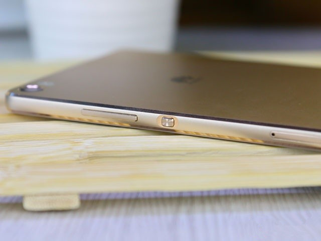 P系列首款6.8英寸巨兽 华为P8max首测 