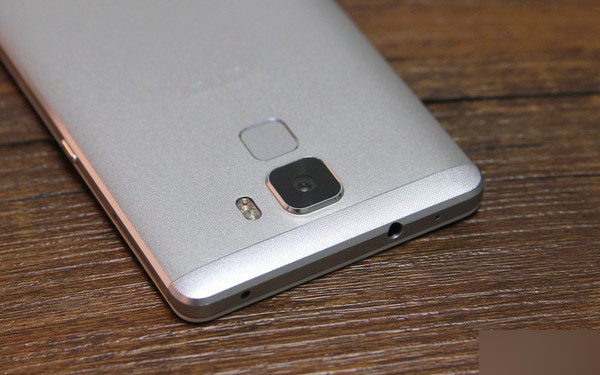 荣耀7全面评测：语音和指纹操作有新意 