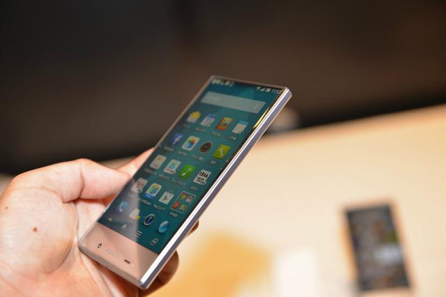 夏普新机AQUOS CRYSTAL登场 近乎无边框