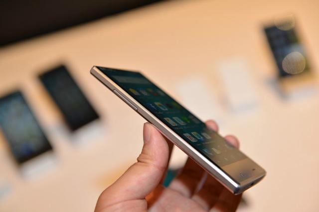 夏普新机AQUOS CRYSTAL登场 近乎无边框