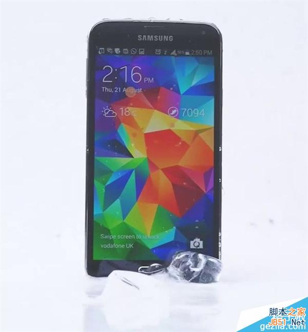 三星Galaxy S5完成冰桶挑战 点名iPhone 5s