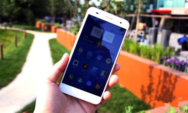 独特的五面晶棱中框 蓝魔手机MOS1体验评测