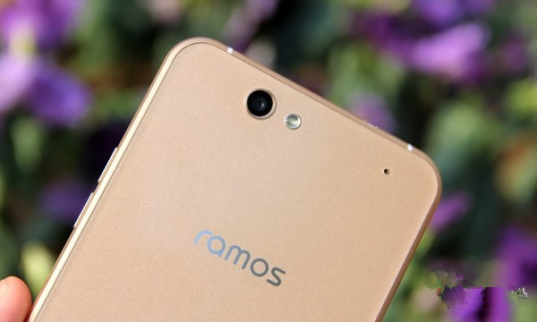 独特的五面晶棱中框 蓝魔手机MOS1体验评测