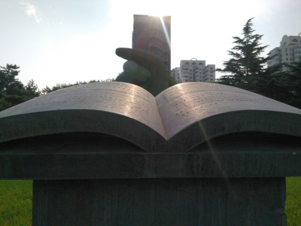 独特的五面晶棱中框 蓝魔手机MOS1体验评测