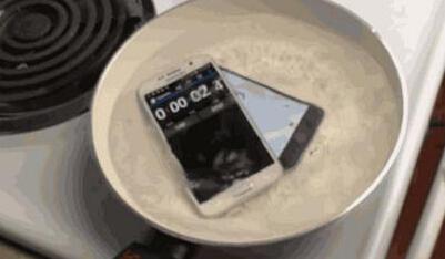 把手机扔鱼缸 有哪些手机还能存活 亲眼见证