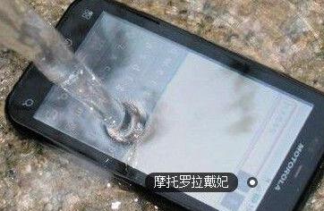 把手机扔鱼缸 有哪些手机还能存活 亲眼见证