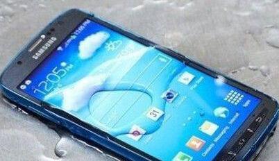 把手机扔鱼缸 有哪些手机还能存活 亲眼见证