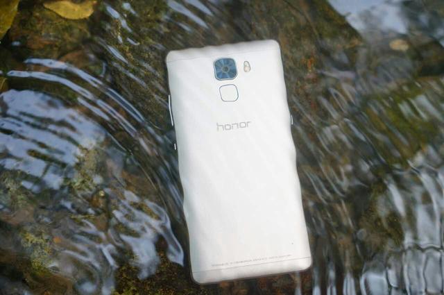 荣耀7防水测试,不是三防机,却有一定防水能力