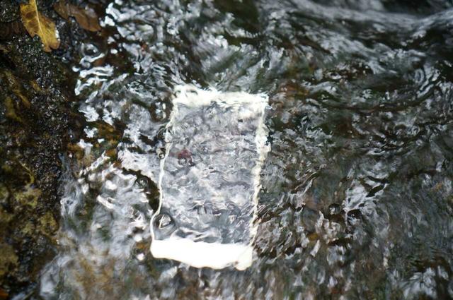 荣耀7防水测试,不是三防机,却有一定防水能力