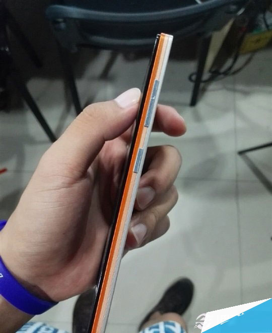 联想VIBE X2侧面外观