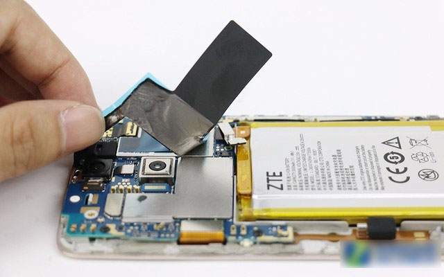 中兴AXON天机拆机图解6