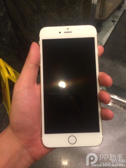 围观啦 王思聪的微博晒出土豪金128GB版iPhone6 Plus