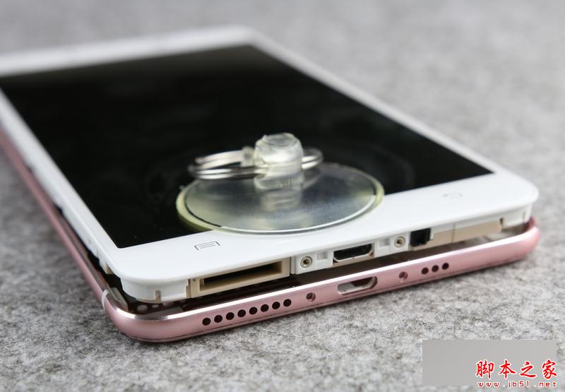 使用吸盘把屏幕吸起来，金属后盖通过卡扣和前面板固定，需要小心处理。