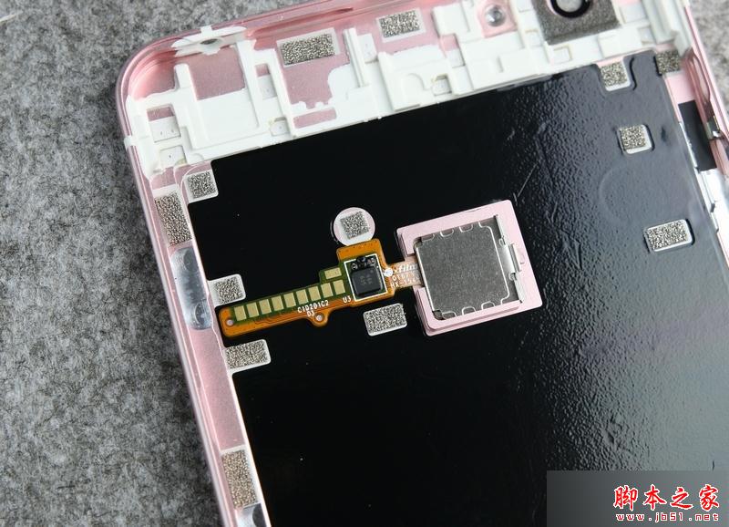 比较特别的是，后盖上的按压式指纹识别直接采用金属触点连接，并没有排线，这样一定程度上方便了后盖的拆卸（不过后盖的卡扣非常紧，拆卸难度很高）。