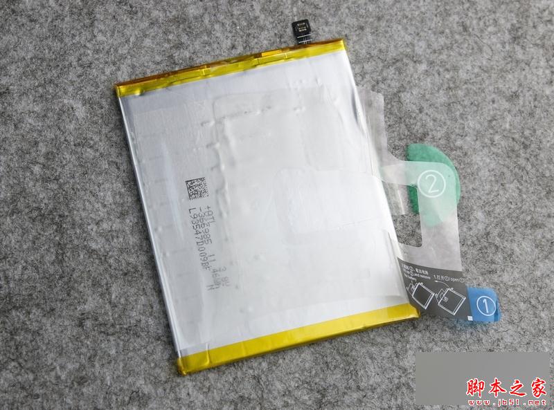 通过电池上的胶贴把电池取出，电池采用双面胶粘贴，拉起的时候需要注意用力。