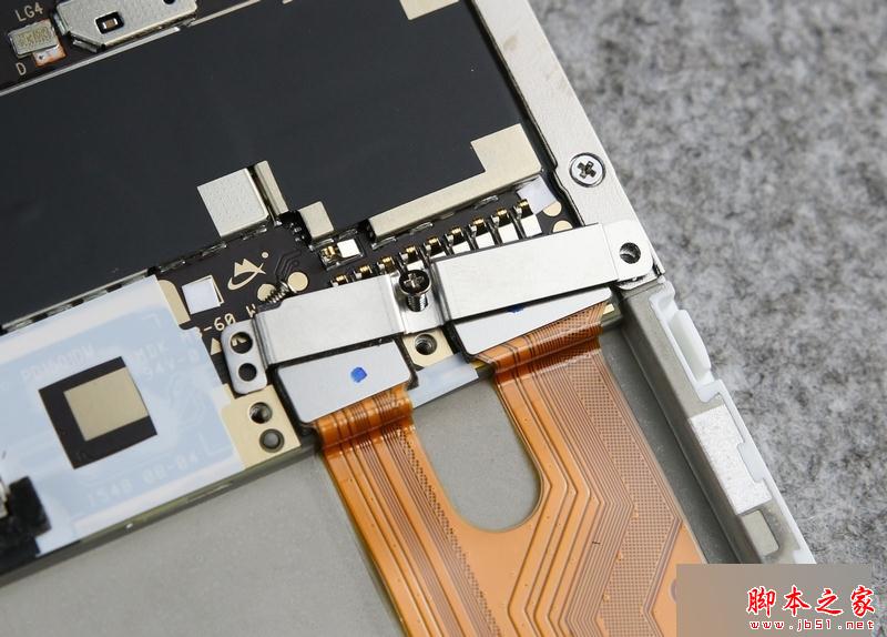 接下来把屏幕和底部小板的排线分离，排线依然使用了金属扣和螺丝固定，用料十足。