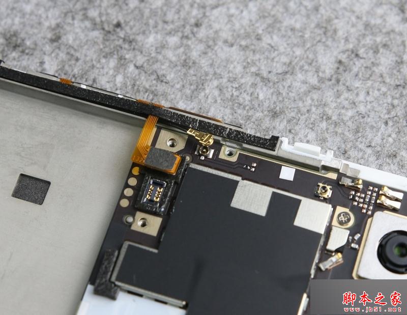 再把同轴线和按键的排线撬开。