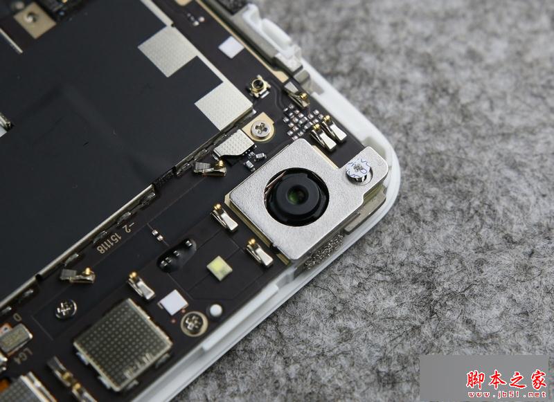 分离摄像头的金属保护盖，同样采用了螺丝（螺丝上有易碎贴，破坏即等于放弃保修）固定，可以看出X6Plus在抗摔性能上有做过比较用心的处理。