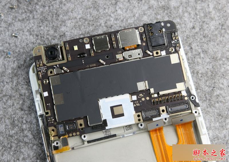 接下来可以把取出，可以看主板上布满了屏蔽罩和石墨散热贴。