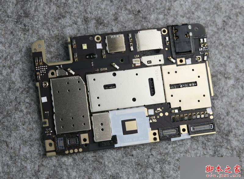 把石墨散热贴撕开，可以看到近乎丧心病狂的屏蔽罩设计，这样做法估计是为了HiFi系统服务，让它能受到尽量少的干扰。