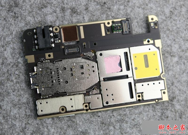 撕开SoC的铜箔片，可以看到SoC上有粉红色的硅脂，用于导热。