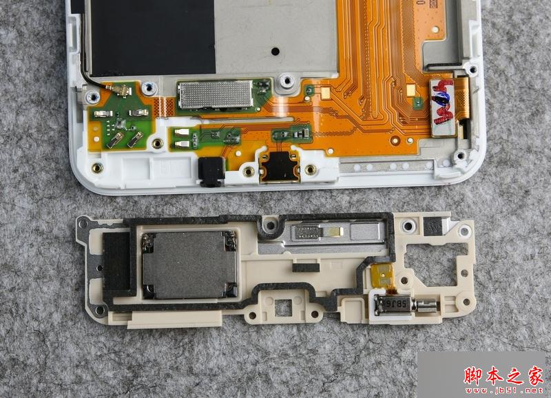 接下来卸下扬声器小板，这里有扬声器和震动马达。