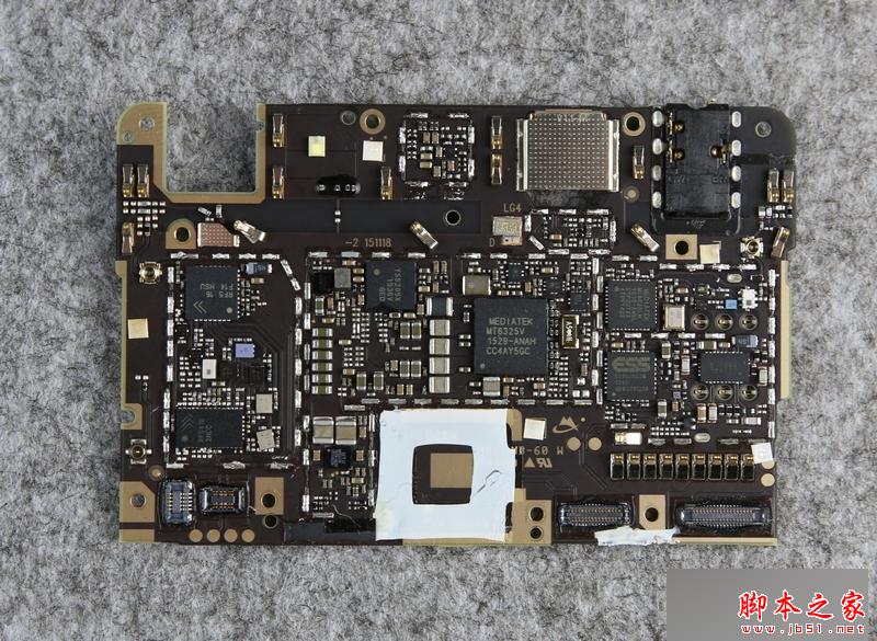 卸下屏蔽罩以后整块主板都显得清爽了很多，这一面有我们最感兴趣的音频芯片。