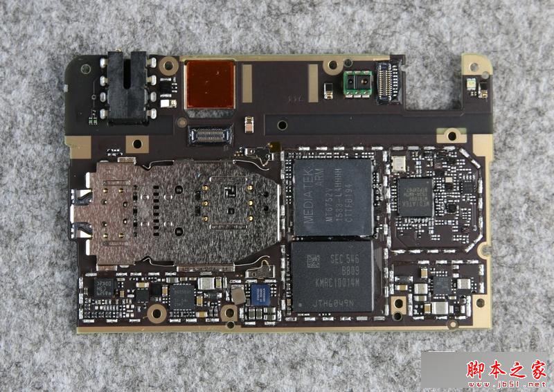 背部有SoC和闪存芯片两个“大块头”级的芯片，接下来是最主要的芯片部分的介绍：