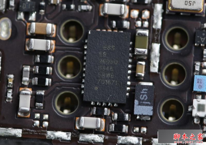 从本次拆解来看，vivo X6Plus的做工很优秀，主板工整，主板上有多处有屏蔽罩且贴有石墨散热贴，相信这和手机本身的HiFi系统设计有一定的关系。后盖采用一体化金属，整体性很高。另外值得一提的是在排线处都有加固，能进一步提升抗摔性能。而所用芯片方面，X6Plus最大特色在于使用了全球首发的ES9028Q2M以及ES9603Q的音频芯片组合，搭配和X5一样的YSS205X数字环绕声信号处理芯片，在内放和K歌方面都有自身的硬件优势。