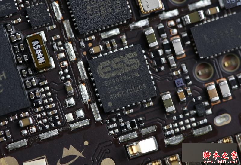 我们这次拆解最想看到的一颗芯片，ESS的ES9028Q2M，是ES9028系列的首款芯片，X6Plus也是全球首发这款芯片的产品，它提供了129dB的信噪比，失真率-120dB，参数上和SABRE9018AQ2M是一样的，比其他HiFi手机使用的ES9018K2M和ES9018C2M更强。从封装看是和SABRE9018AQ2M一样的QFN封装。