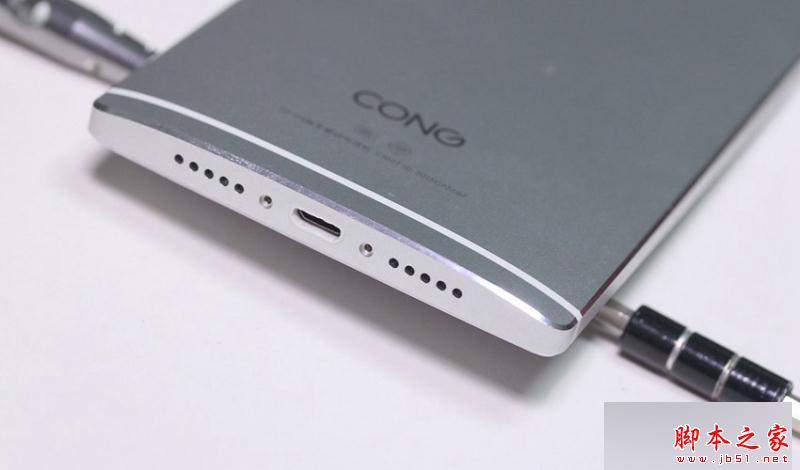 青葱me<em></em>tal采用卡扣式设计,用户只需用螺丝刀拧掉USB接口两边的螺丝,再用撬棒和吸盘延屏幕边缘慢慢翘起,便可分离机身和金属盖。