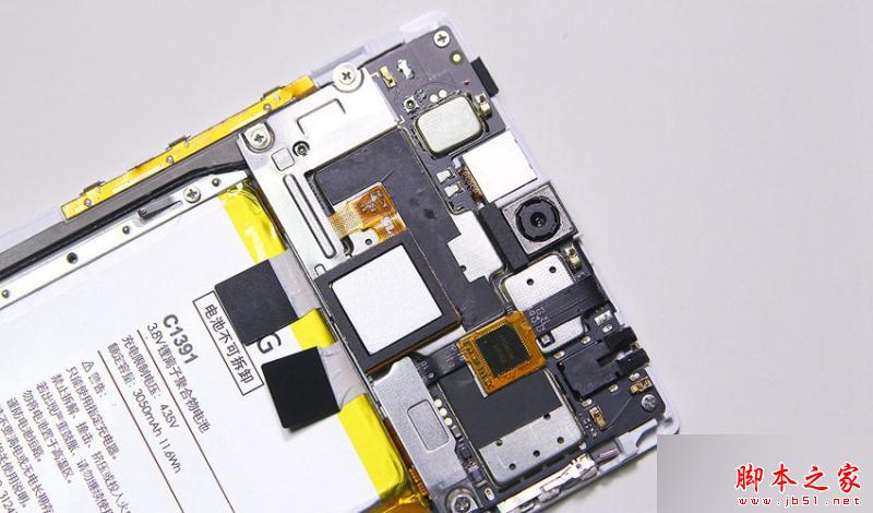 需要注意的是,在指纹芯片下面有一颗隐藏螺丝,用工具慢慢掀起指纹芯片和毡垫,拧下螺丝即可把挡板去掉。